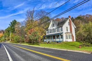 una casa sentada al costado de un camino en Catskills House 1 Mi to Windham Mountain Resort!, en Windham
