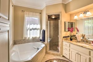 O baie la Walk to Midwestern State Wichita Falls Cottage! +22 fotografii