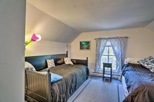Un dormitorio con dos camas y una ventana. en Catskills House 1 Mi to Windham Mountain Resort!, en Windham