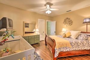 Un pat sau paturi într-o cameră la Ornate Cottage with Sunroom - Near MSU and Water Park!