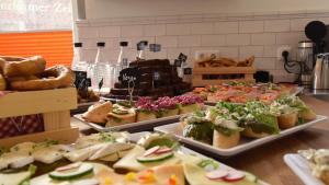 un buffet lleno de diferentes tipos de sándwiches y bollería en Haus Wopke, en Borkum