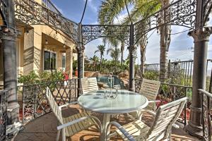 una mesa y sillas en un balcón con palmeras en Luxury Ocean-View Getaway with Pool, Patio and Hot Tub, en San Diego