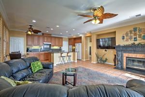 Η κουζίνα ή μικρή κουζίνα στο Ocean-View San Diego Home with Pool, Patio and Hot Tub