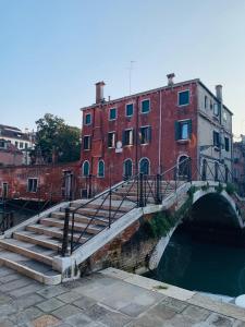 Apartment New Luxury Prince-Suite Venezia San Marco في البندقية: جسر فوق نهر به درج ومبنى +14 صورة
