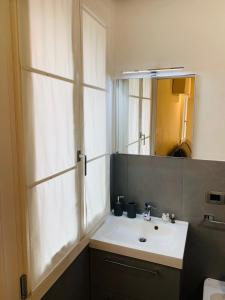 Apartment New Luxury Prince-Suite Venezia San Marco في البندقية: حمام مزود بحوض ومِرآة