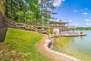Afbeelding uit fotogalerij van Lake Martin Cabin with Luxury Dock and Kayaks! in Eclectic