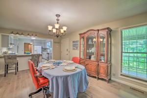 Fotografie z fotogalerie ubytování Calvert City Home, 8 Miles to Kentucky Lake! v destinaci Calvert City