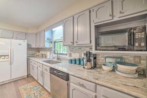 Fotografie z fotogalerie ubytování Calvert City Home, 8 Miles to Kentucky Lake! v destinaci Calvert City