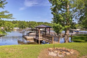 Photo de la galerie de l'établissement Camden Home on Lake Wateree with Boat Dock!, à Taylors Creek