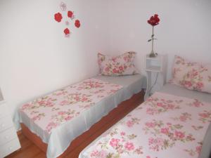 Ein Bett oder Betten in einem Zimmer der Unterkunft La Perla Wellness Apartman