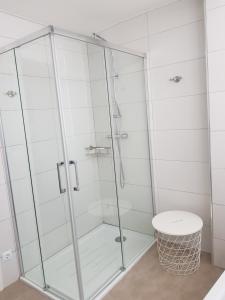 甘迪亚Exclusive Apartment - Playa de Marenys de Rafalcaid的一间带卫生间的浴室内的玻璃淋浴间 更多37张照片