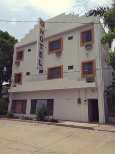 un bâtiment blanc avec un panneau indiquant l'hôtel dans l'établissement Hotel D´ Carmona, à Ciudad Valles