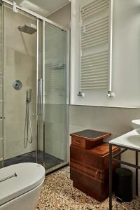 een badkamer met een douche, een toilet en een wastafel bij Ca' Widmann in Venetië