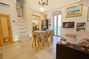 A television and/or entertainment centre at Ostuni Guest House