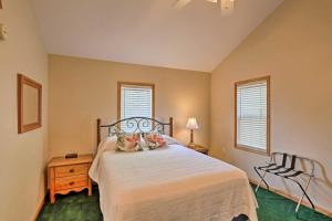 una camera con un grande letto e due finestre di Home with Lake-View Deck by Camp Perry and Magee Marsh a Port Clinton