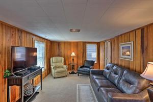 un soggiorno con divano in pelle e TV a schermo piatto di Home with Lake-View Deck by Camp Perry and Magee Marsh a Port Clinton