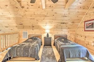 Säng eller sängar i ett rum på Palmerton Cabin with Game Room about 5 Mi to Blue Mtn