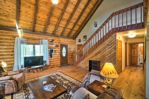 sala de estar con TV grande y techos de madera. en Cabin on Kenai Peninsula Family and Group Friendly!, en Kenai