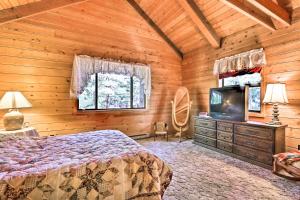 TV a/nebo společenská místnost v ubytování 7 Mi to Show Low Lake Pinetop Cabin with BBQ!