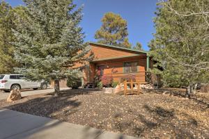 Gallery image of Rustic Cabin with Deck about 4 Mi to Old Town Flagstaff! in Flagstaff