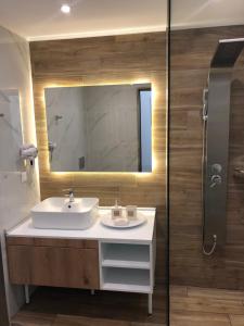 Koupelna v ubytování Lakones Deluxe Suites A + 37 fotografií
