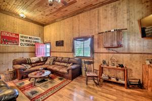 - un salon avec un canapé et une table dans l'établissement The Bovard Lodge Rustic Cabin Near Ohio River!, à Florence