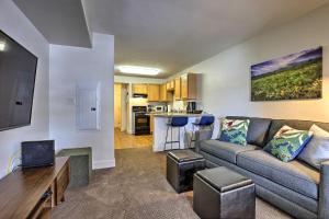 uma sala de estar com um sofá e uma cozinha em Wildhorse Meadows Studio with Resort Gondola Access! em Steamboat Springs