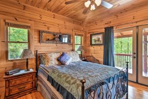 Gallery image of Cabin with BBQ and Games - Walk to Blue Ridge Parkway! in Balsam