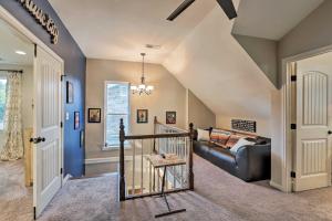 Χώρος καθιστικού στο Nashville Home with Fire Pit and Yard, 3 Mi to Dwtn