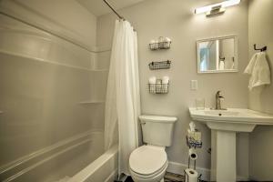 Koupelna v ubytování Lake Barkley Waterfront Home with Deck and Boat Dock! + 23 fotografií