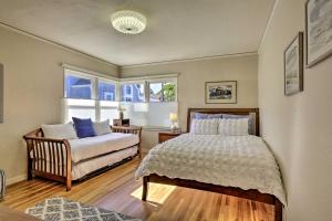 Säng eller sängar i ett rum på Great Bay Area Home, 12 Mi to Downtown San Jose!