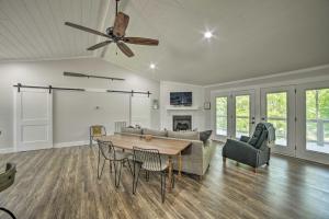 TV a/nebo společenská místnost v ubytování Lake Barkley Waterfront Home with Deck and Boat Dock!