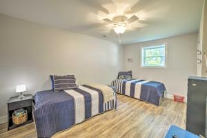 Postel nebo postele na pokoji v ubytování Lake Barkley Waterfront Home with Deck and Boat Dock!