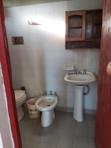 uma casa de banho com um lavatório e um WC em Habitaciones Villa Blosset em Posadas