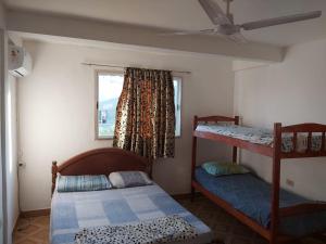 1 Schlafzimmer mit 2 Etagenbetten und einem Fenster in der Unterkunft Habitaciones Villa Blosset in Posadas