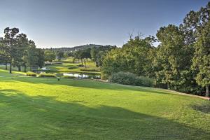 een uitzicht over een golfbaan met een vijver bij Branson Pointe Royale Resort Condo with Amenities! in Branson