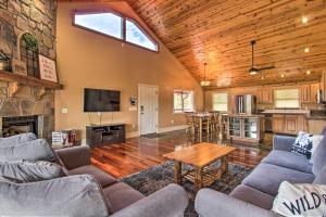 uma sala de estar com dois sofás e uma mesa em Luxe Cabin with Covered Pool and Smoky Mountain Vistas em Sevierville