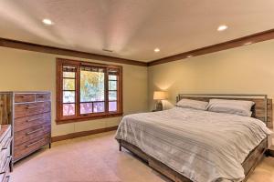 1 dormitorio con 1 cama, vestidor y ventana en North End Boise Home with Courtyard about 3 Mi to Dtwn! en Boise