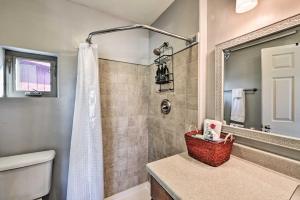 Ένα μπάνιο στο Cozy Mountain Studio By Main Street and Hot Springs! +16 φωτογραφίες