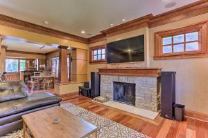 sala de estar con chimenea y TV de pantalla plana en North End Boise Home with Courtyard about 3 Mi to Dtwn! en Boise