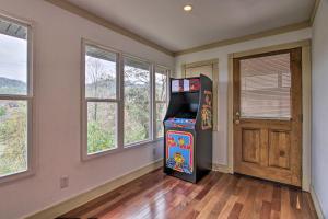 uma sala com uma máquina de jogos de vídeo em Luxe Cabin with Covered Pool and Smoky Mountain Vistas em Sevierville