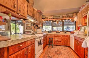 Gallery image of Riverfront Getaway with Treehouse, Fire Pit and Deck! in Mammoth Spring +30 photos