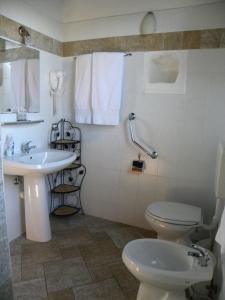 a bathroom with a toilet and a sink at Agriturismo Fano's Farm in Suno