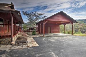 Foto da galeria de Luxe Cabin with Covered Pool and Smoky Mountain Vistas em Sevierville