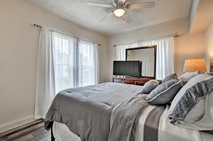 Uma cama ou camas num quarto em Spacious Winter Garden Home with BBQ, Walk to Dwtn!