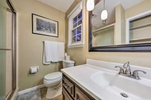 Koupelna v ubytování Country Club Charmer with Yard about 18 Mi to Nashville! + 35 fotografií