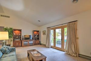 Χώρος καθιστικού στο Quintessential Lake George House with BBQ and Fire Pit