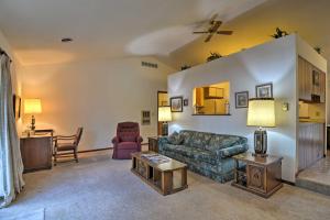 Foto dalla galleria di Quintessential Lake George House with BBQ and Fire Pit a West Branch