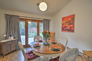 Foto dalla galleria di Quintessential Lake George House with BBQ and Fire Pit a West Branch Altre 22 foto