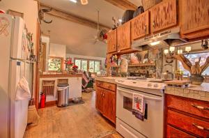 Kuchyň nebo kuchyňský kout v ubytování Riverfront Getaway with Treehouse, Fire Pit and Deck!